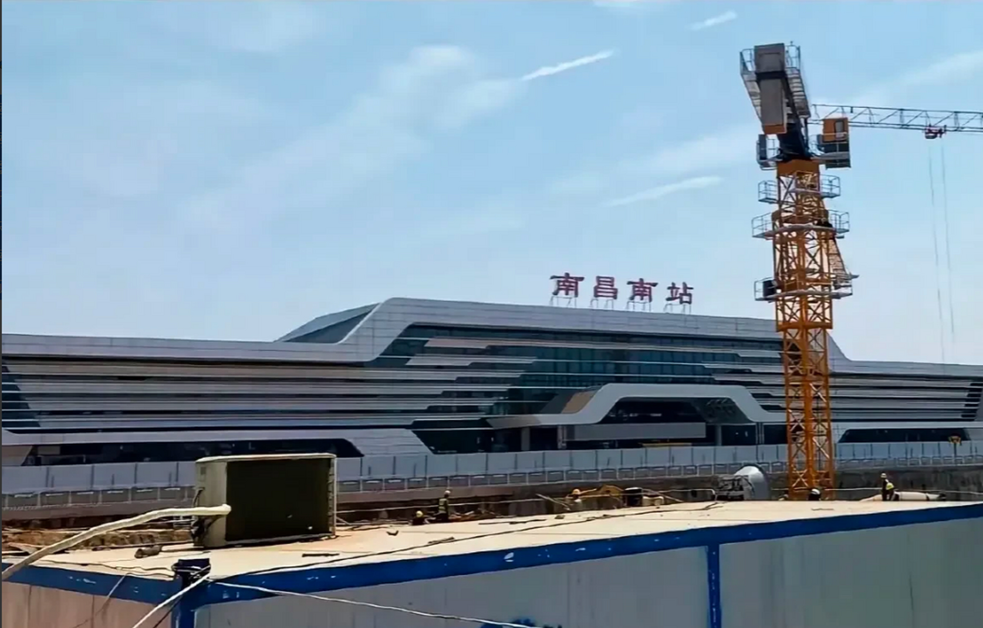 南昌南站坐落于南昌县莲塘镇银三角,距离南昌县城区2公里,距离向塘镇