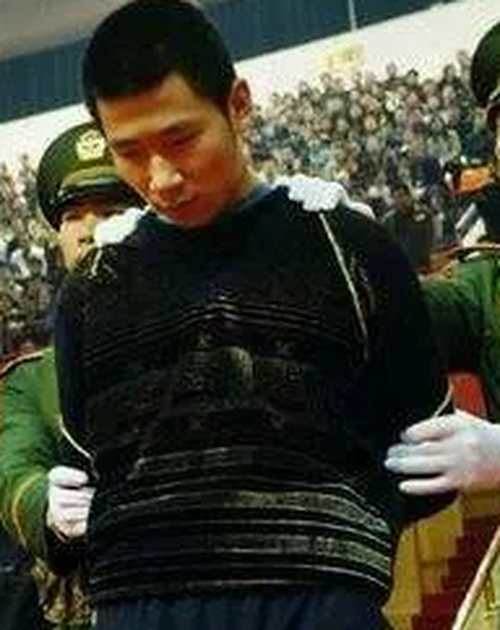 2004年4月7日上午,温州.21岁的抢劫犯陈勇锋被押赴刑场执行死刑.