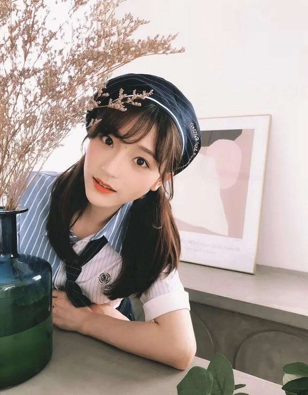 谢蕾蕾糖衣攻击,短裙制服搭配贝雷帽,青春值爆棚