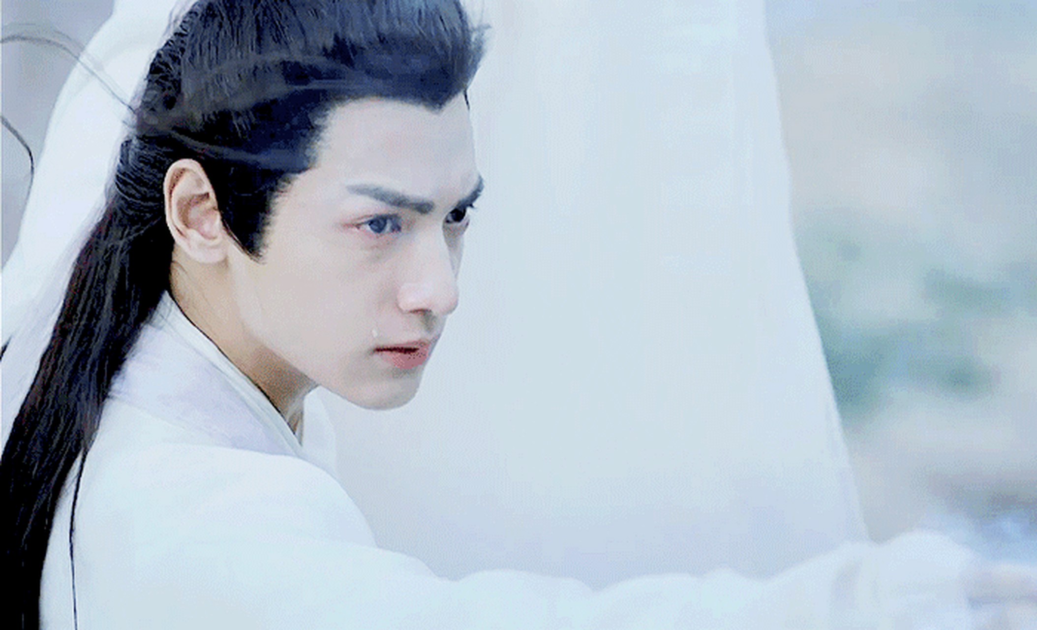 罗云熙以抒情的方式对《屏里狐》这首歌进行了演绎,他不仅唱得深情