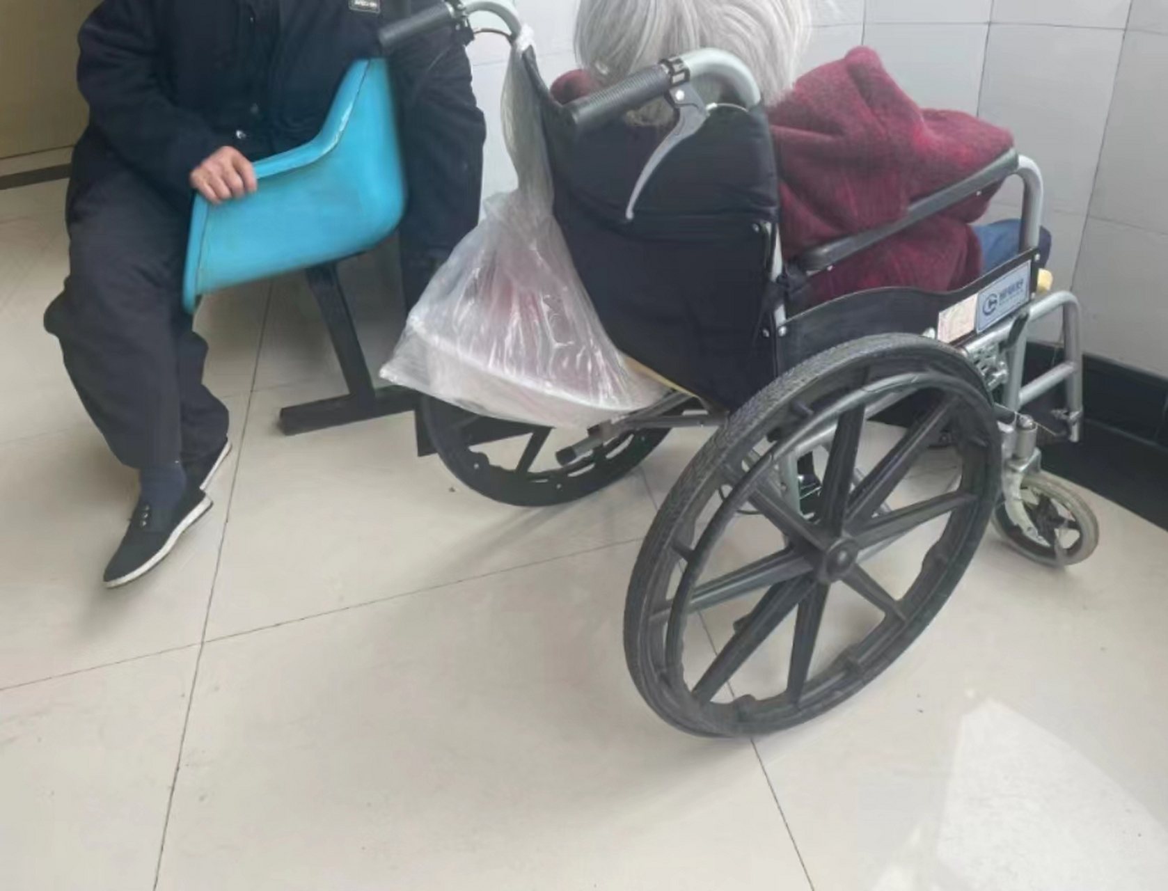 那天晚上我下班的时候,在医院的楼道里看到一对老夫妻,老太太坐在轮椅