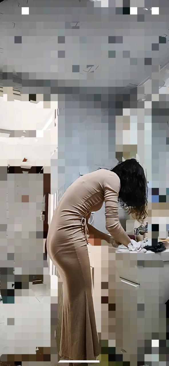 洗个衣服没有洗衣服的样子,把自己打扮的这么巧丽来开直播是真会吸引