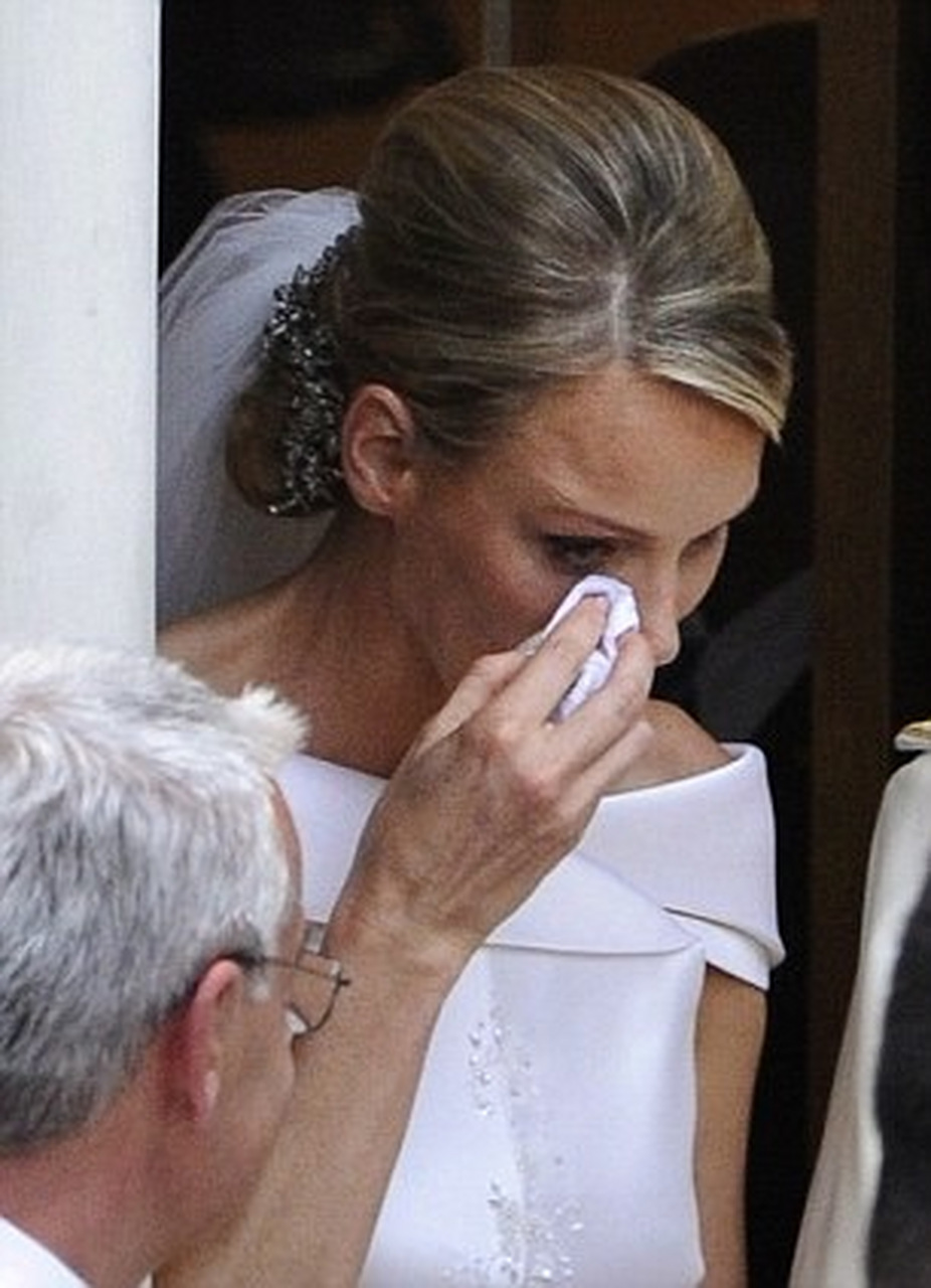 摩纳哥夏琳王妃三次逃婚?婚礼上泪如雨下!