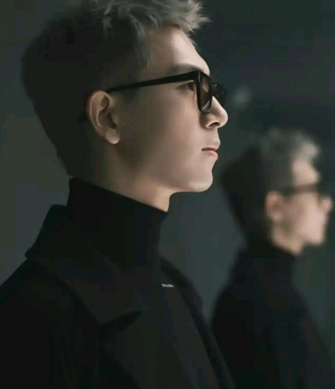 李现这银色发型也太酷了吧!看上去霸气十足!