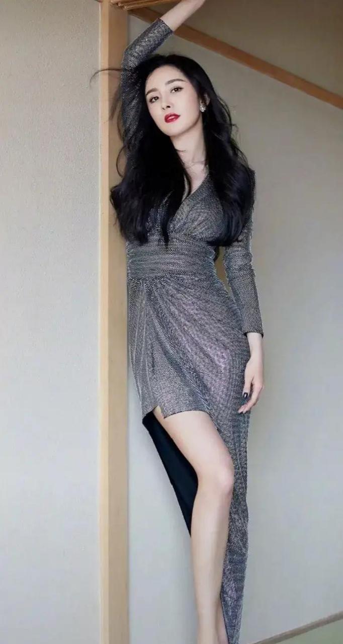 杨幂拥有着一双又细又长的腿,再加上她的身材比例优越,所以杨幂特别