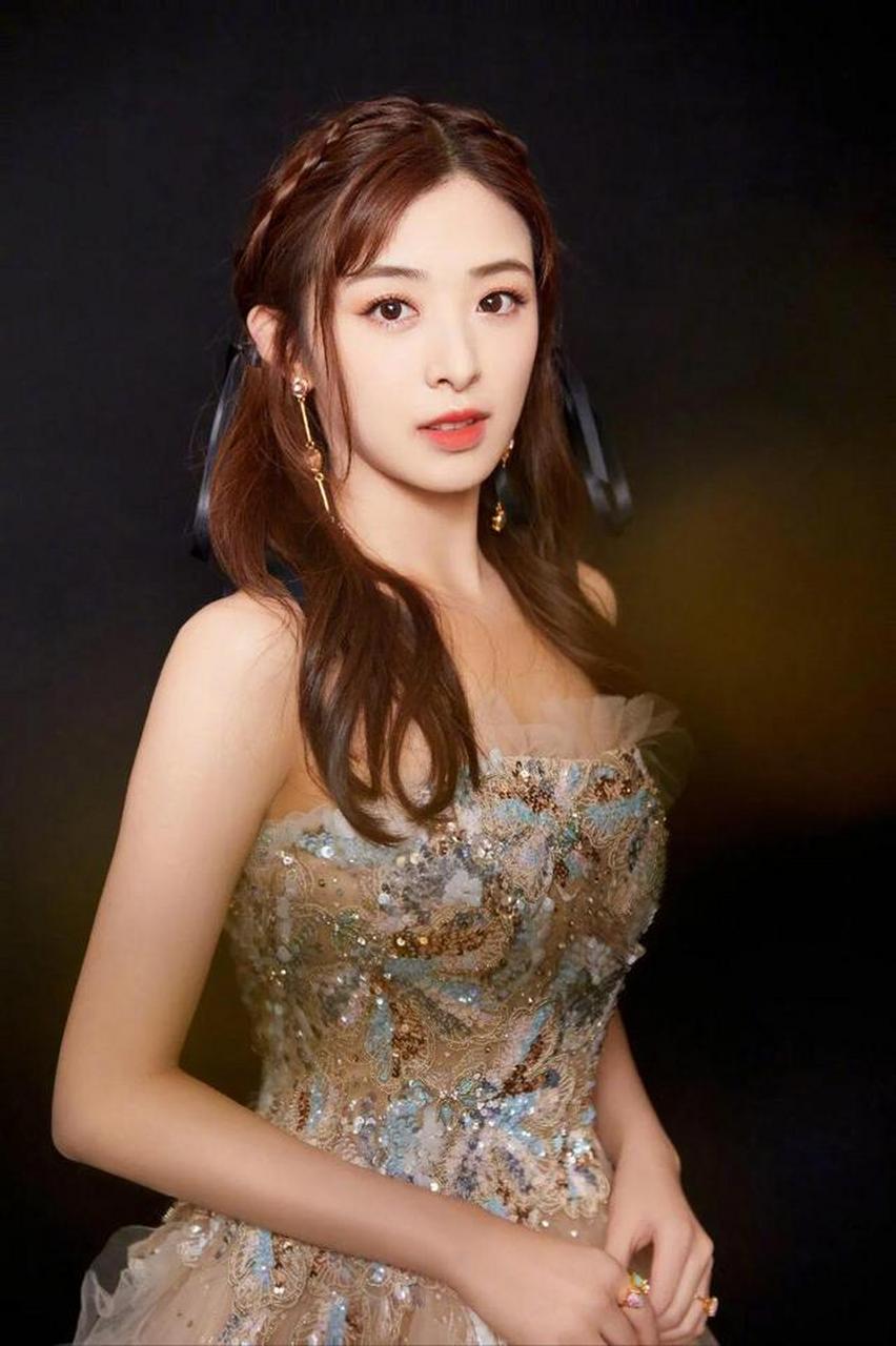 一次深夜做完节目,刘德华给张含韵的经纪人打电话说:"带张含韵到我