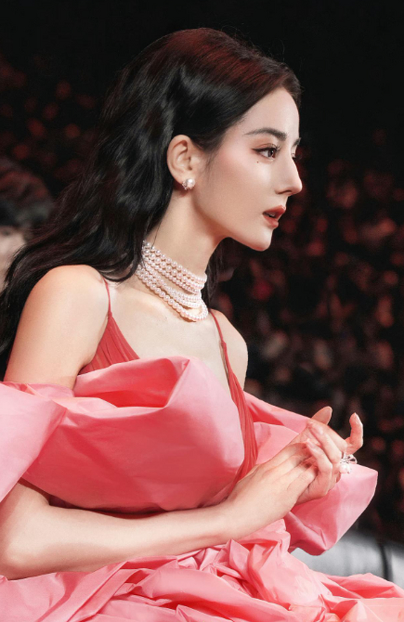 迪丽热巴# 这个侧颜,女娲毕设#迪丽热巴微博之夜造型