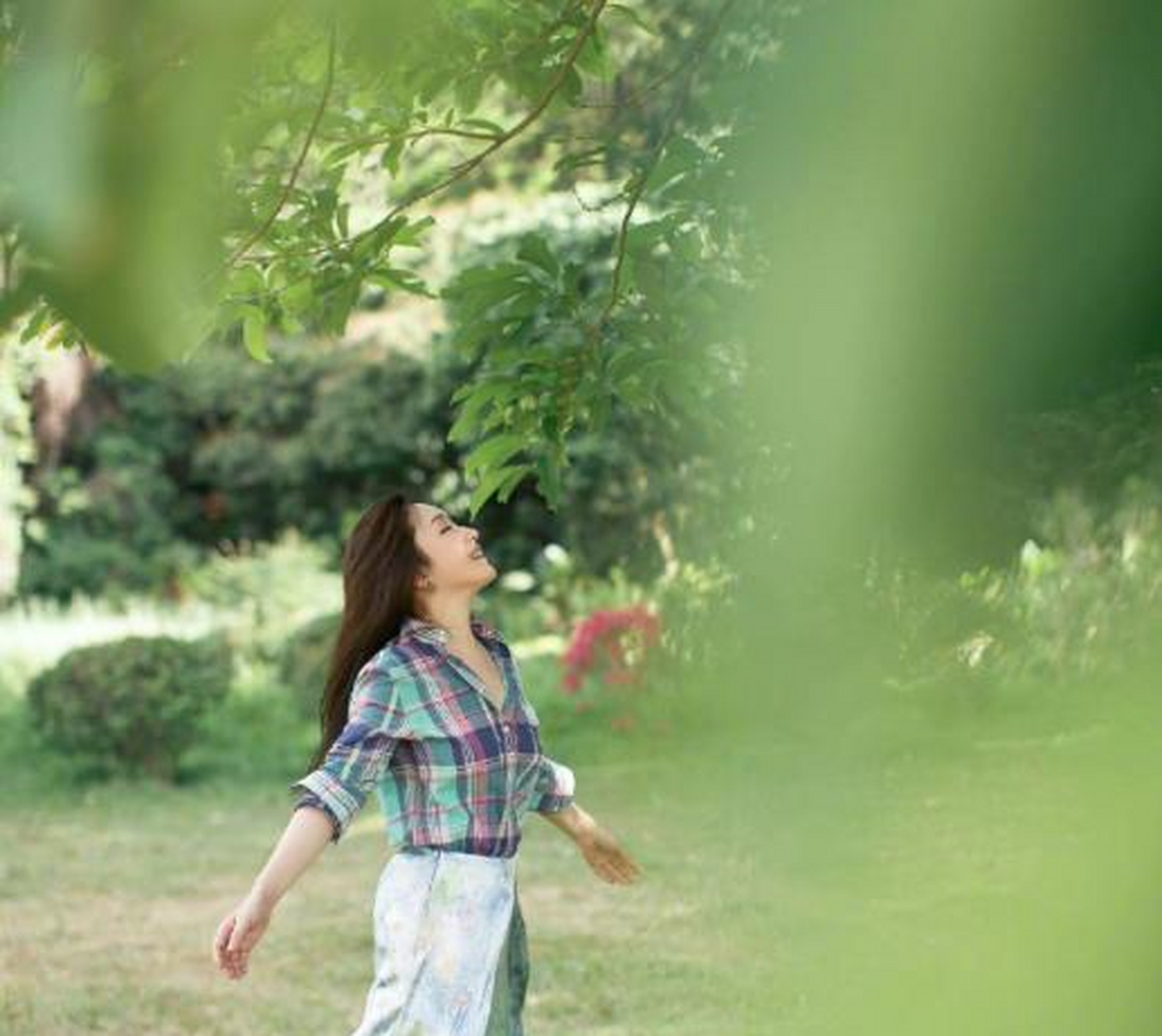 自从嫁给了鲍国安的儿子鲍毅,就开始隐退,在家相夫教子.