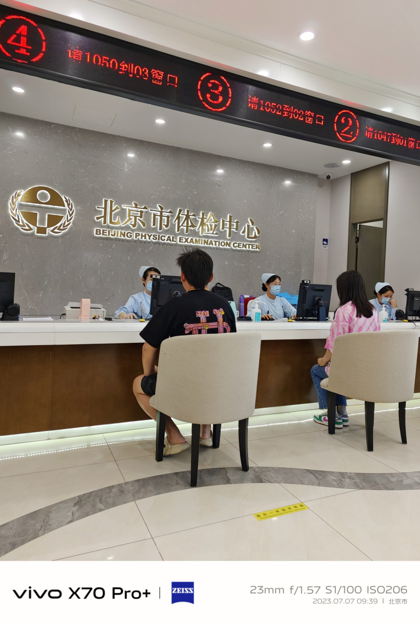 每年的体检在心电图室,有很多线吸在胸部位置,带线夹子分别夹在双手