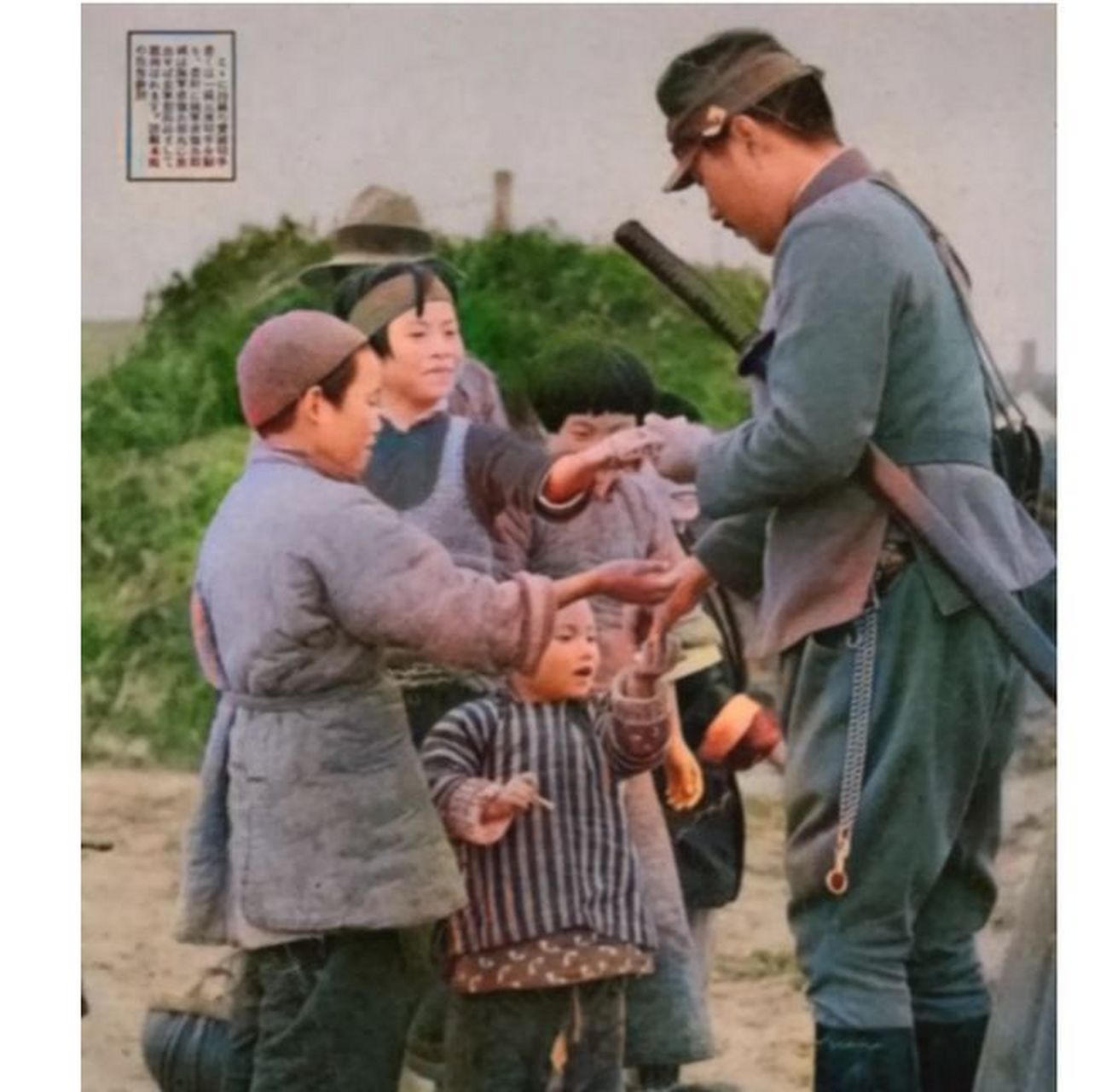 这些孩子的家人大多死于日军的枪口,但日军却隐瞒了这些事实,谎称