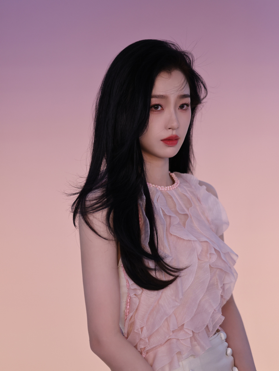 虞书欣最近照片性感又魅惑,粉色编花裙也掩盖不住姣好身材