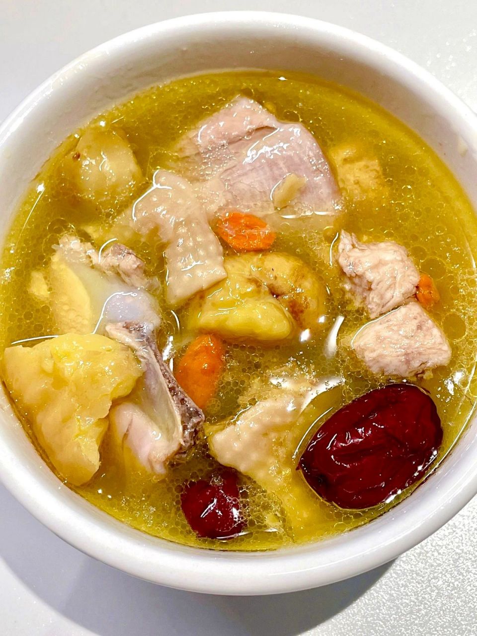 汤鲜味美的板栗鸡汤,安排起来～ 秋天的板栗真的好糯好甜呀!