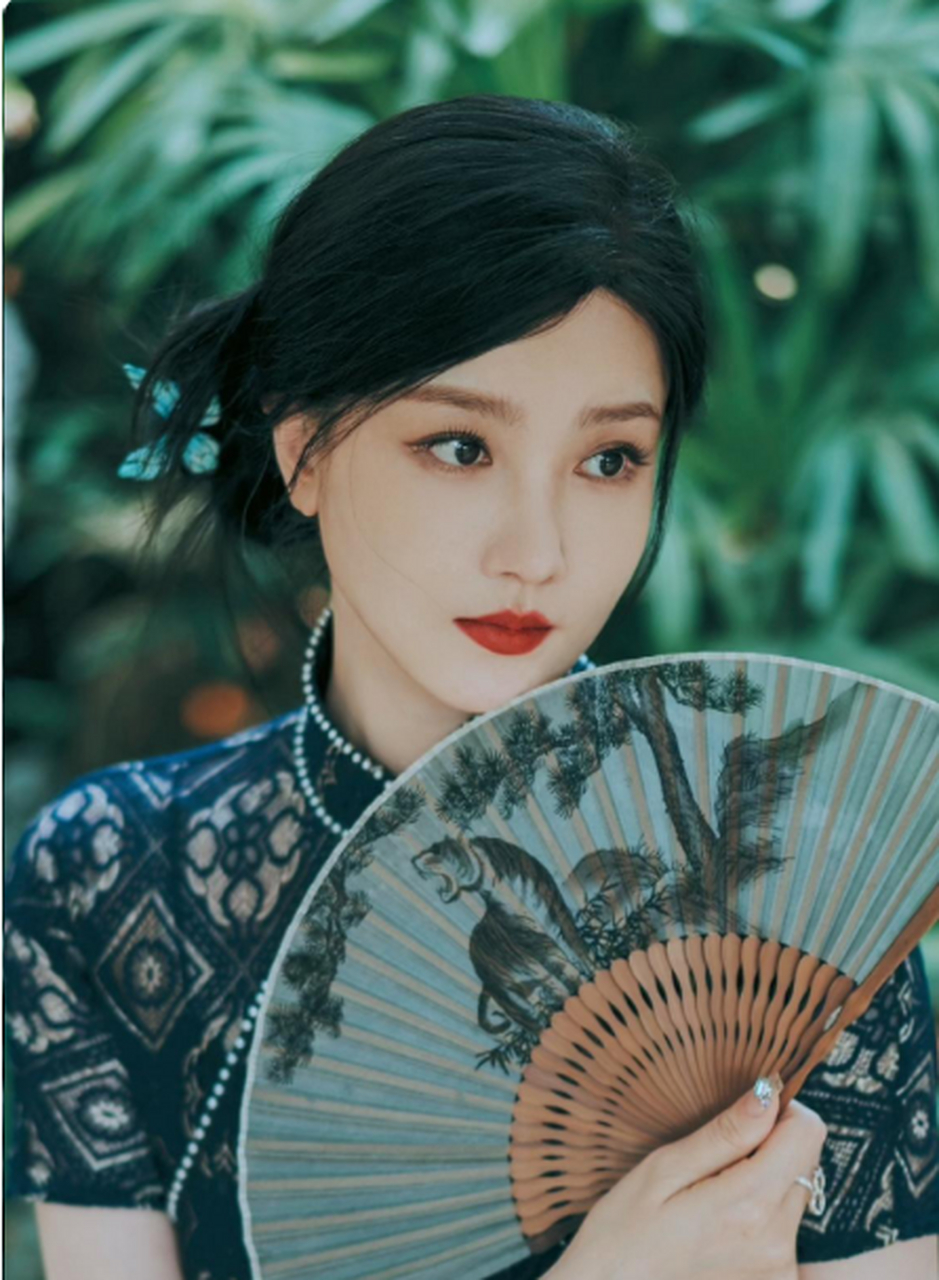 端庄优雅的美人