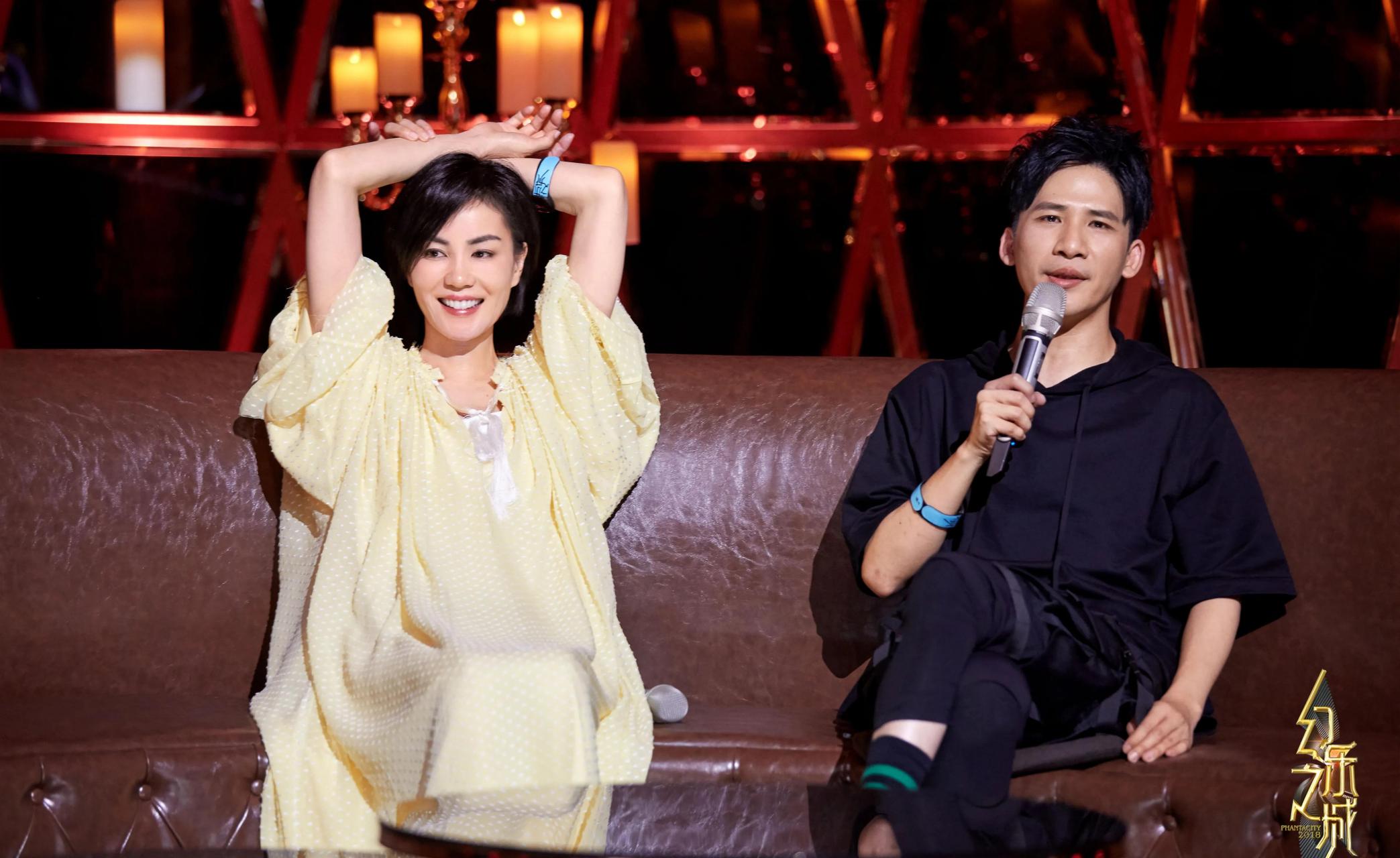 有一次,大张伟与王菲同台,他每说一句话,王菲都笑到肚子疼.