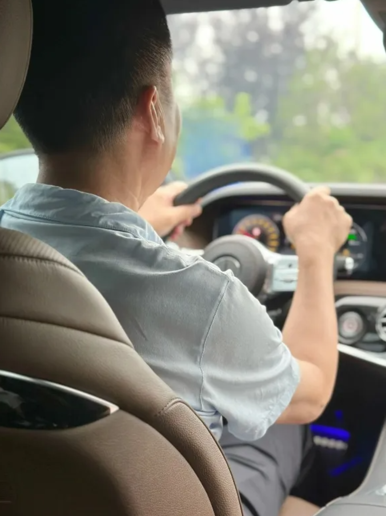 暴躁的司机碰到不平事果断出手,做人一定要常常做善