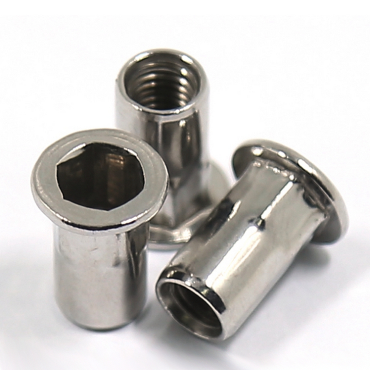 六角铆螺母的特点是不需要攻内螺纹,也不需要焊接螺母,其铆接牢固效率