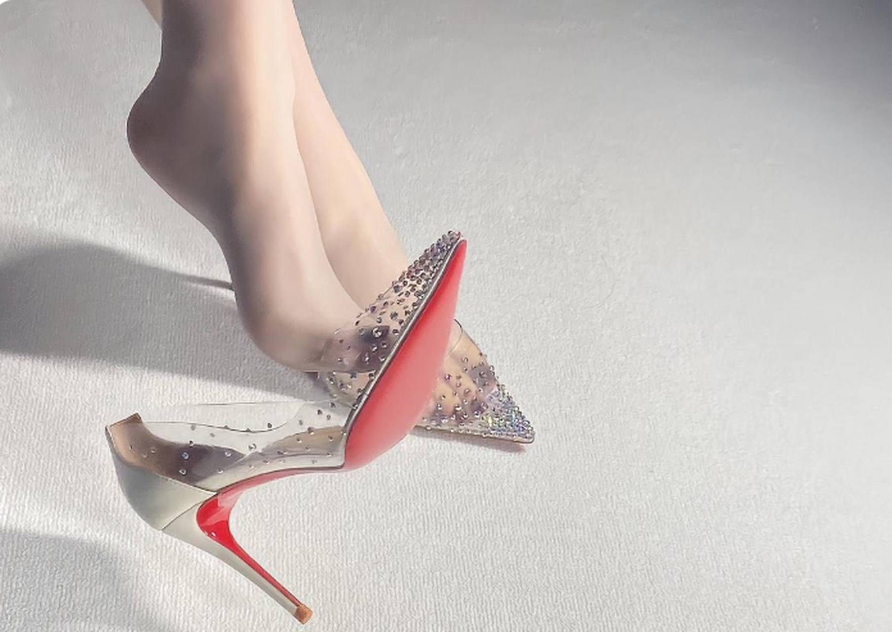 最近我对透明高跟鞋着了迷