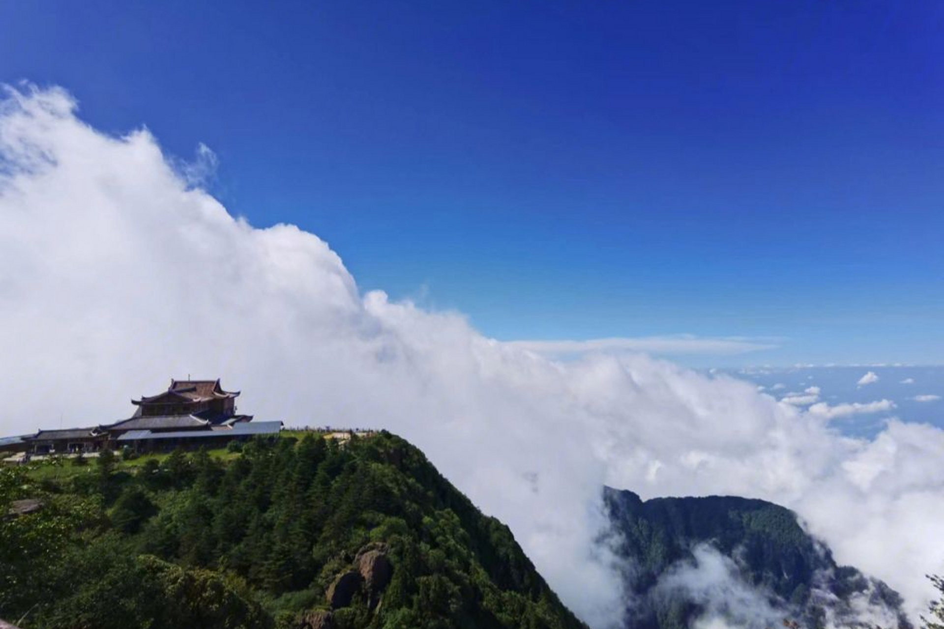 峨眉山风景区是四川盆地西南部一颗璀璨的明珠,位于峨眉山市西南7千米