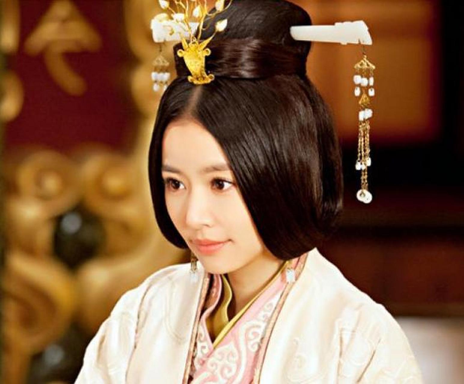 东汉建武二年,汉光武帝刘秀以原配阴丽华性格宽仁,有母仪之美为由想要