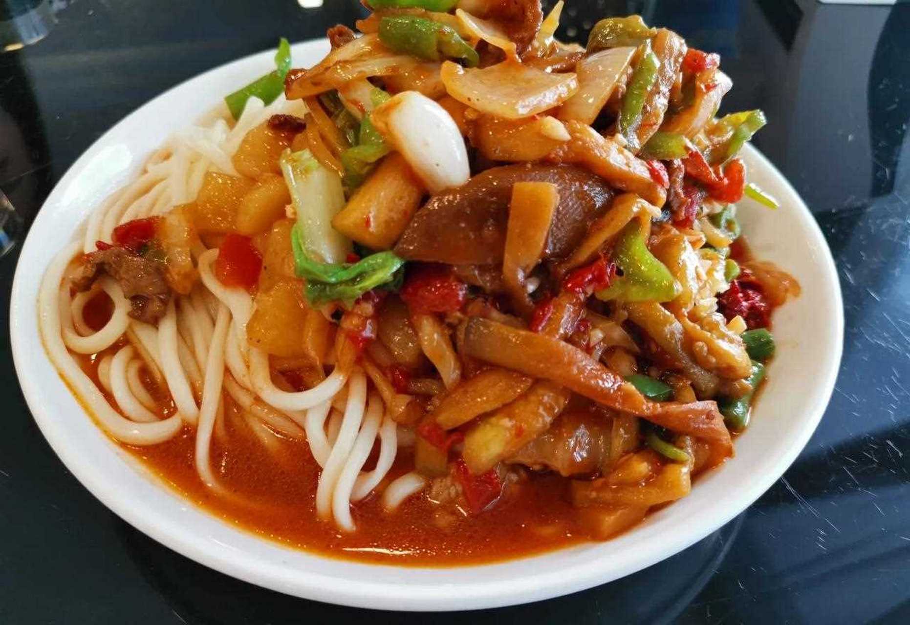 【自助拌面】新疆拌面,俗称"拉条子",因其制法独特,并拌以菜食而得名.