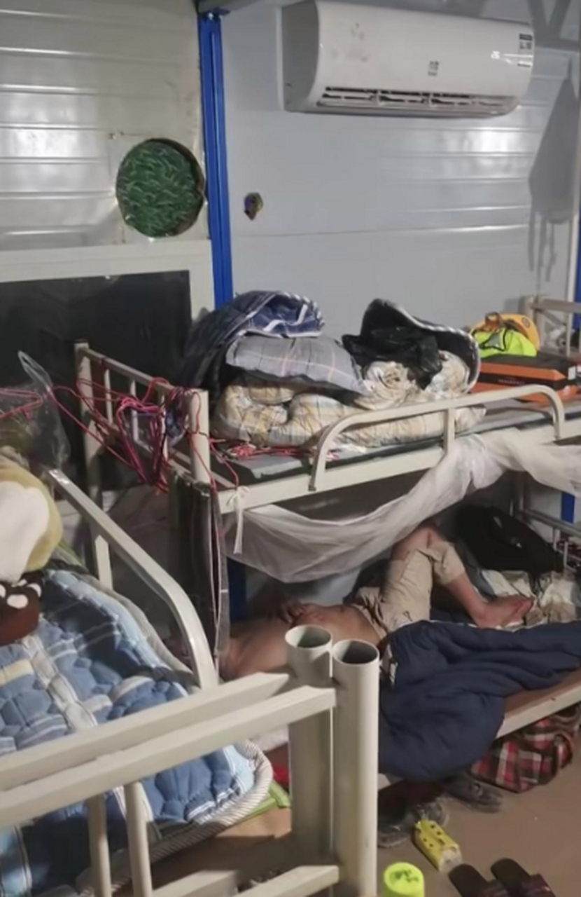 20个人的宿舍,这就是工地的生活,我睡不着啊!