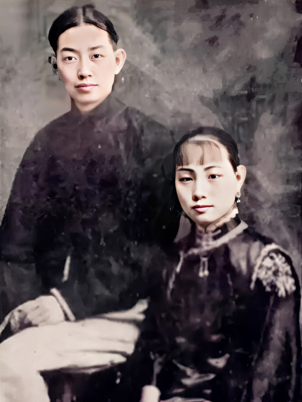 这张照片是梅兰芳和他的妻子王明华的照片