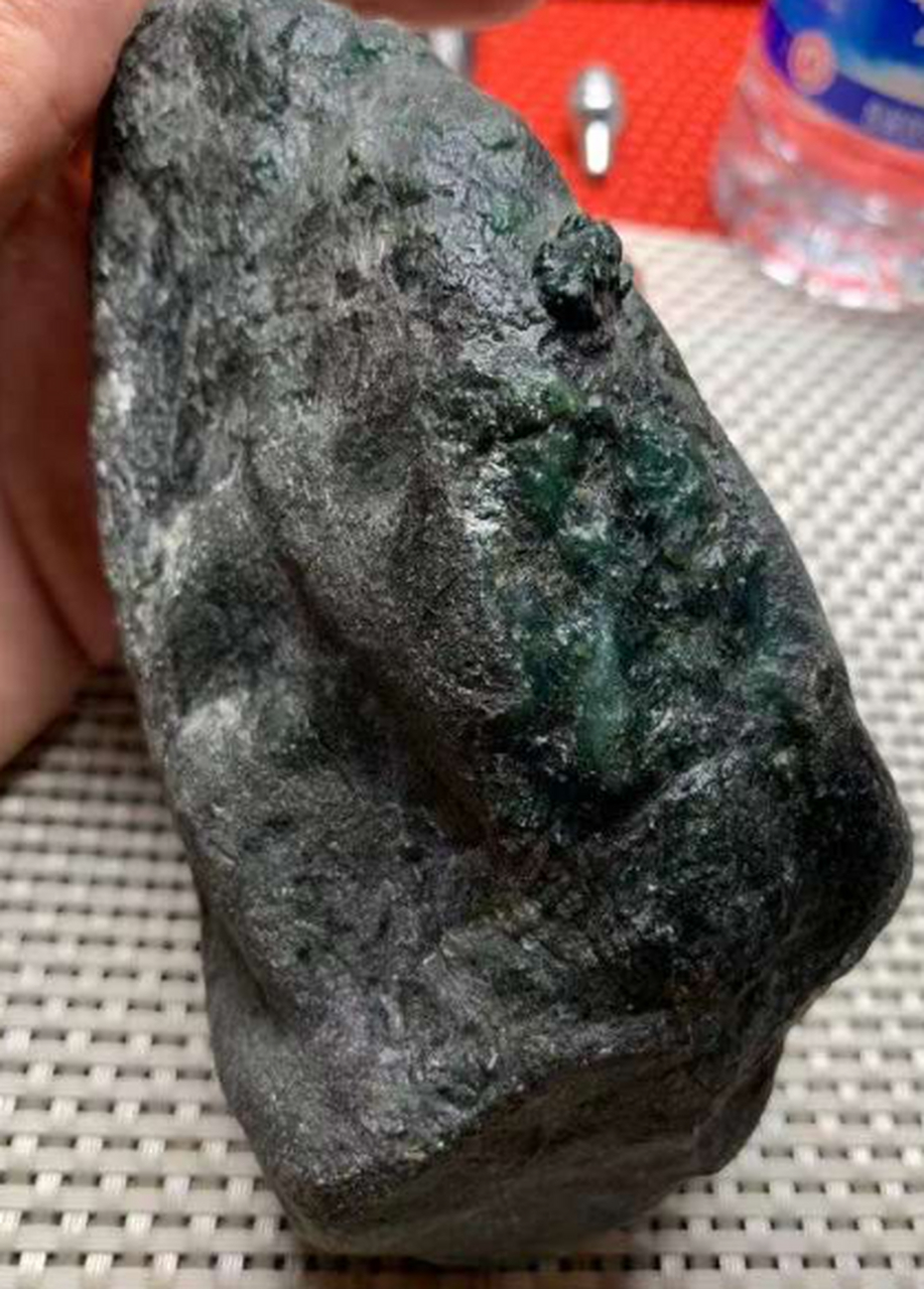 点击头像看直播##翡翠原石#莫西沙黑乌沙料,皮壳老,场口正,翻沙细腻