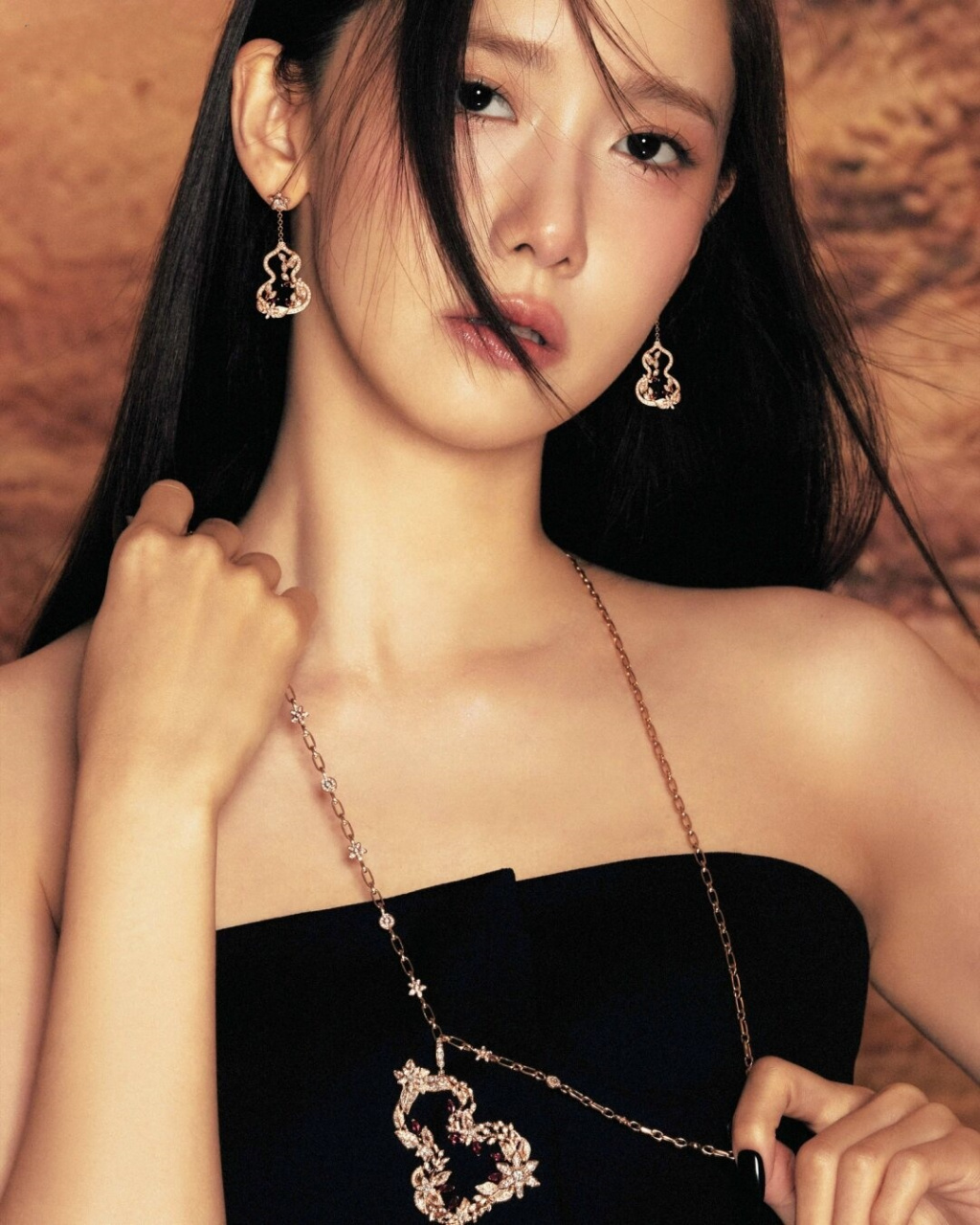 摄影师yoon ji yong捕捉到了林允儿独特的美,珠宝的点缀更是让她更加