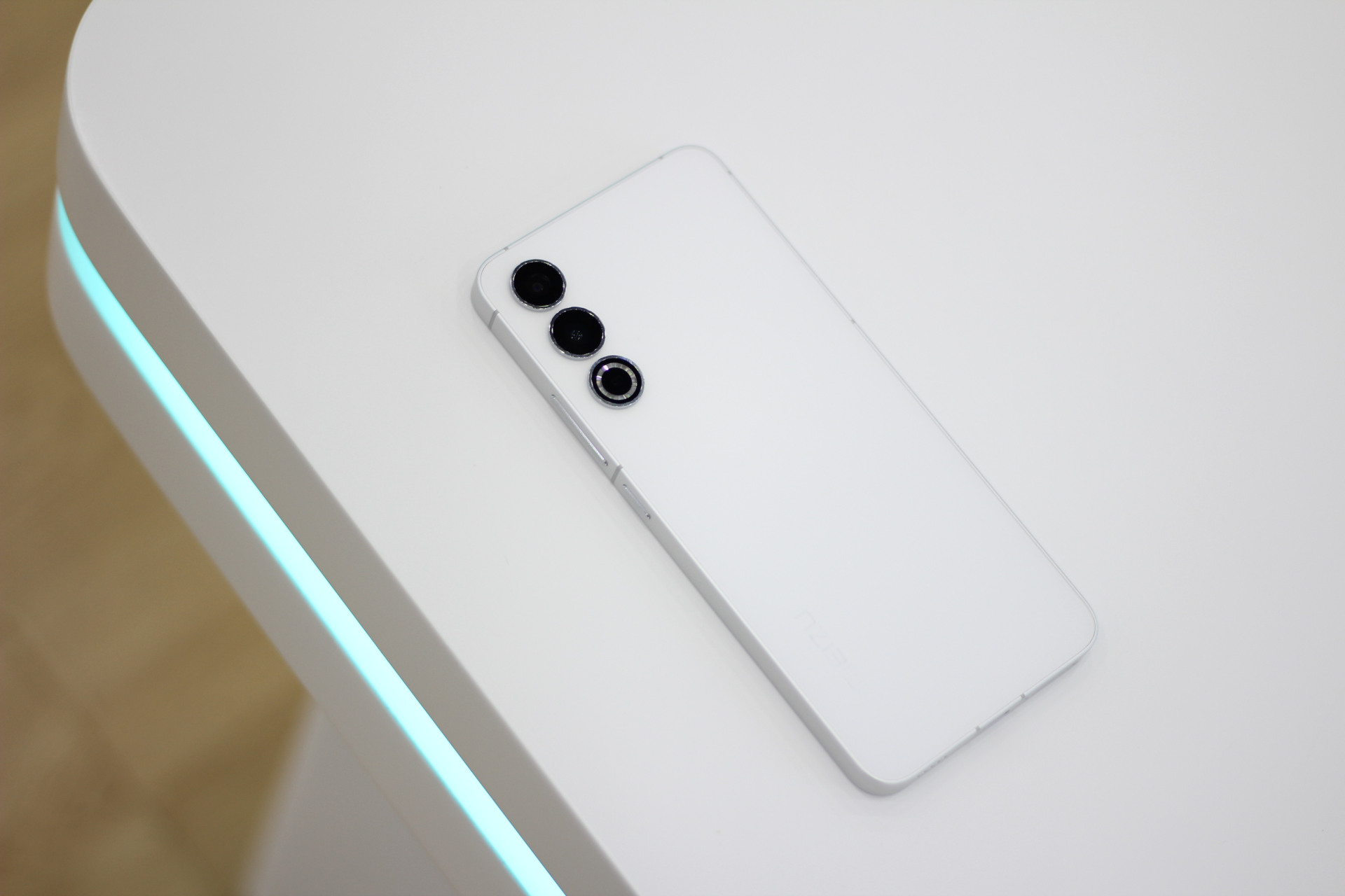 「热爱无界·四季陪伴」魅族20独白图赏——冬白 总共四季,这是第四季