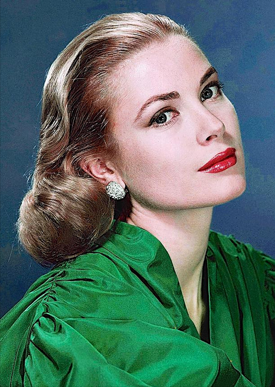 有一个漂亮的犹太女人,她进了一批油灯8元一个,卖10元也没人要,后来她