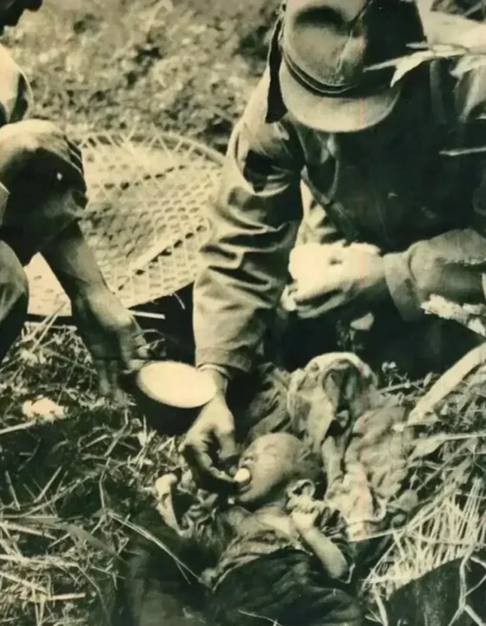 照片中,有些日本兵在野外看到婴儿,会给孩子喂鸡蛋.