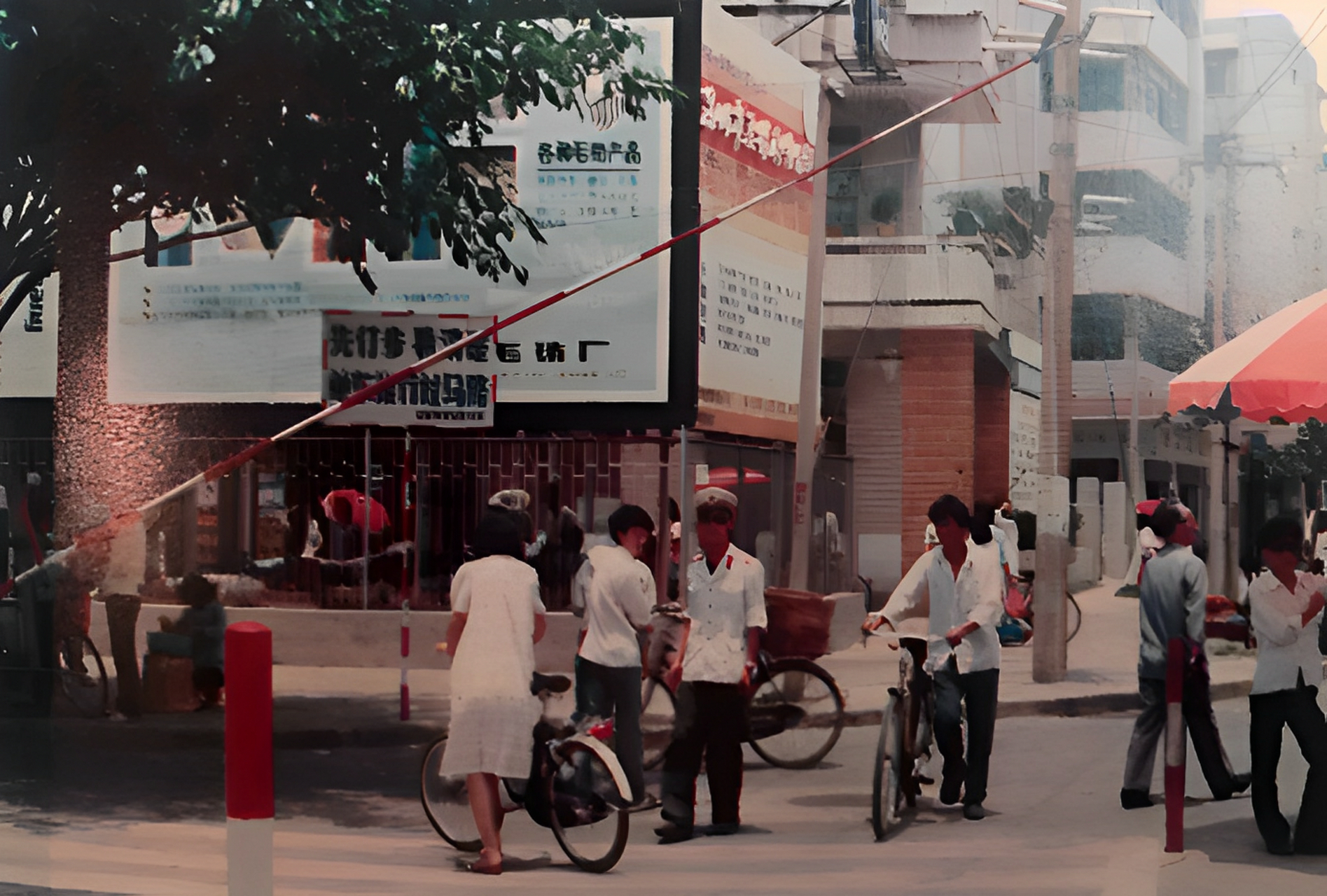 上世纪90年代的深圳街头!几个打扮成女孩的人在发廊前!