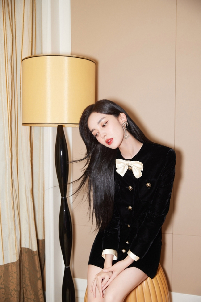 雪肤玉貌,亭亭玉立的#古力娜扎#  五官精致,身材高挑,修长美腿,性感