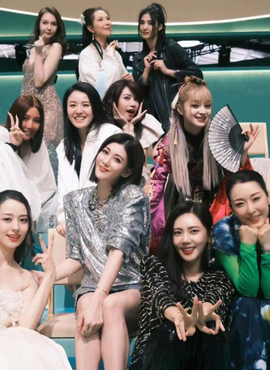 秋瓷炫和李彩桦拍合影了,被网友调侃的品如艾莉终于在同一档节目相逢