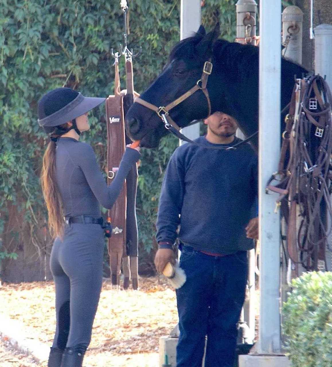 超模肯豆现身马里布骑马,这身骑装太酷了吧当地时间日,超模肯豆