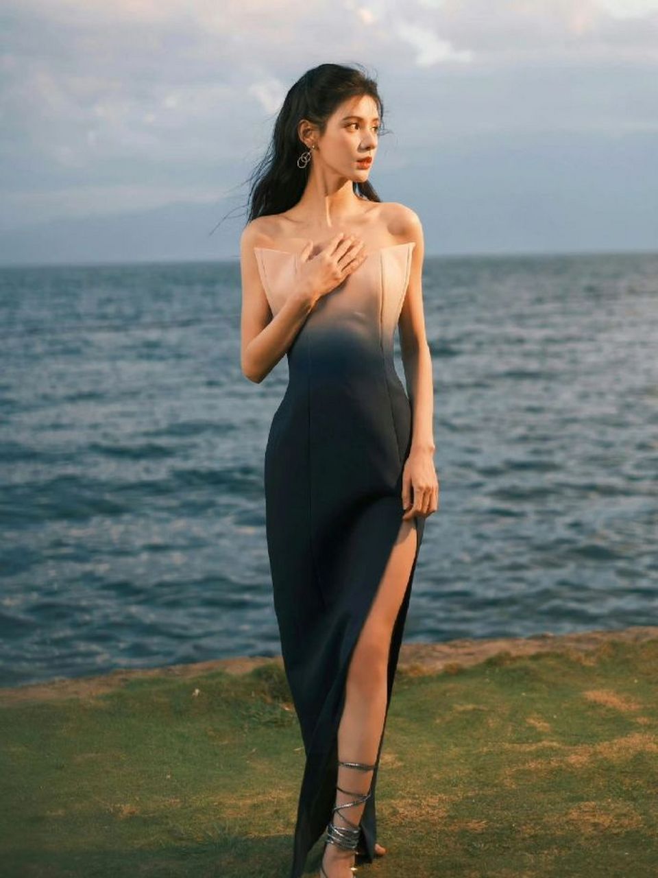 张予曦渐变抹胸开叉裙造型大片 6767.