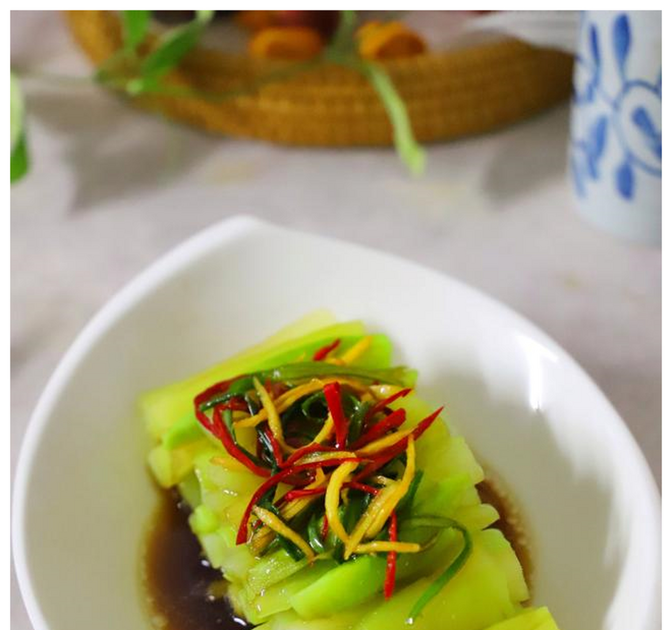 今天就给大家分享一道白灼芥蓝的做法,芥蓝含有极为丰富的维生素,吃