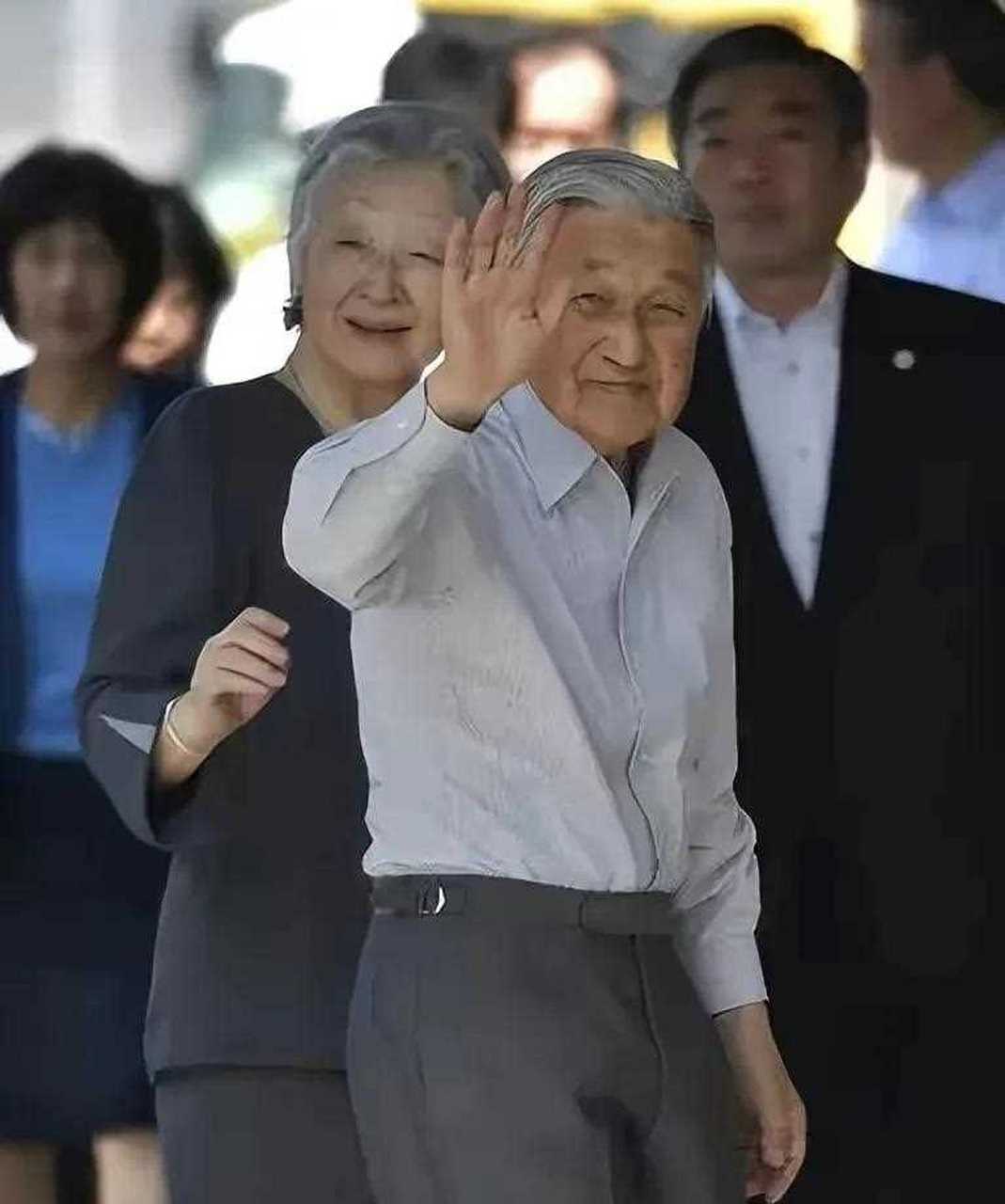 明仁,第一位访问中国的日本天皇,也是一直坚持不参拜鬼社的天皇.