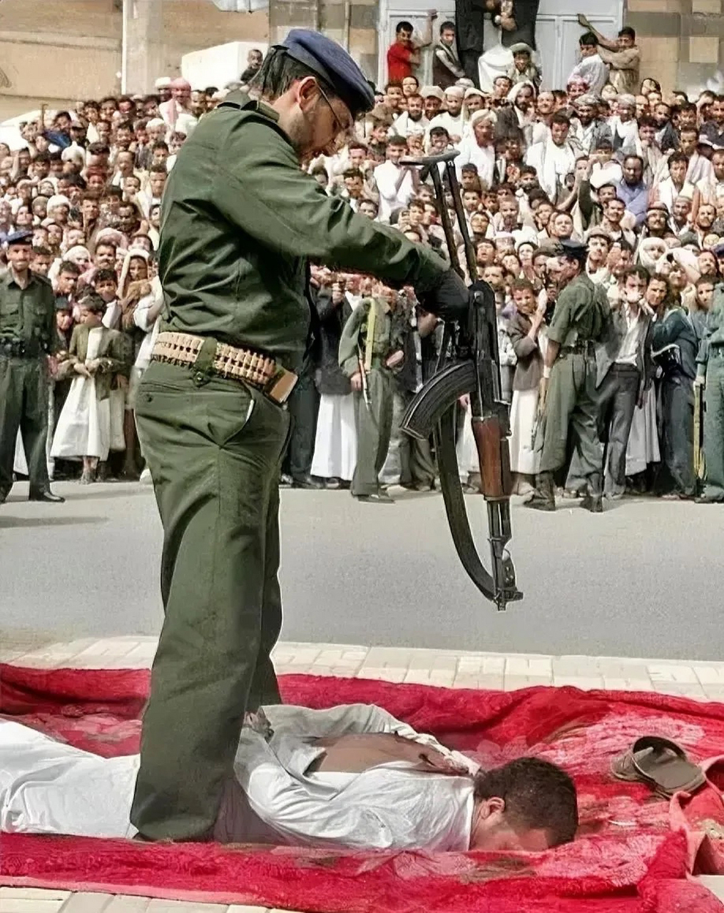2009年,也门街头,一名死刑犯正在被执行死刑的现场