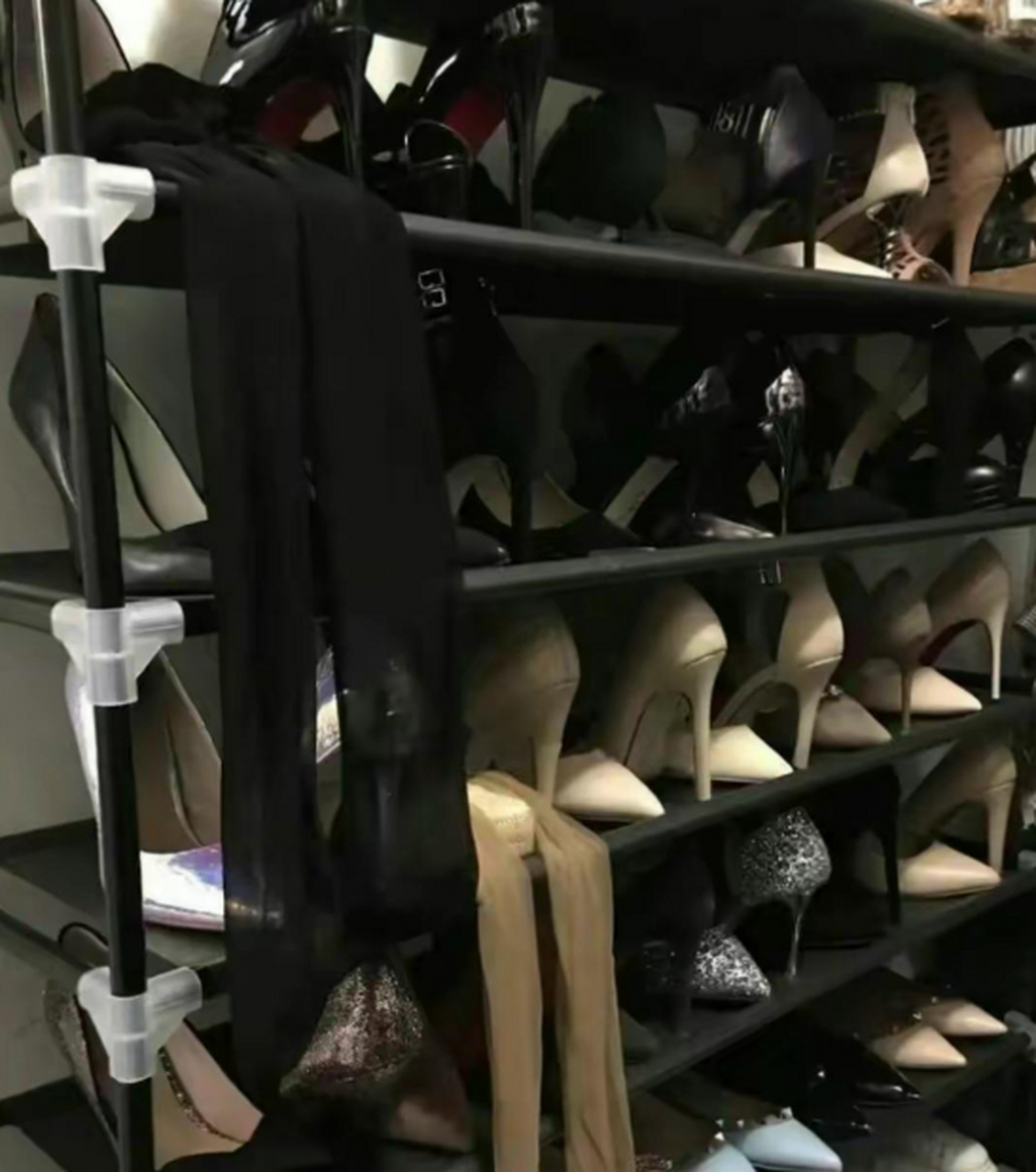 隔壁邻居的鞋子真多,但是这放的也不是地方啊?