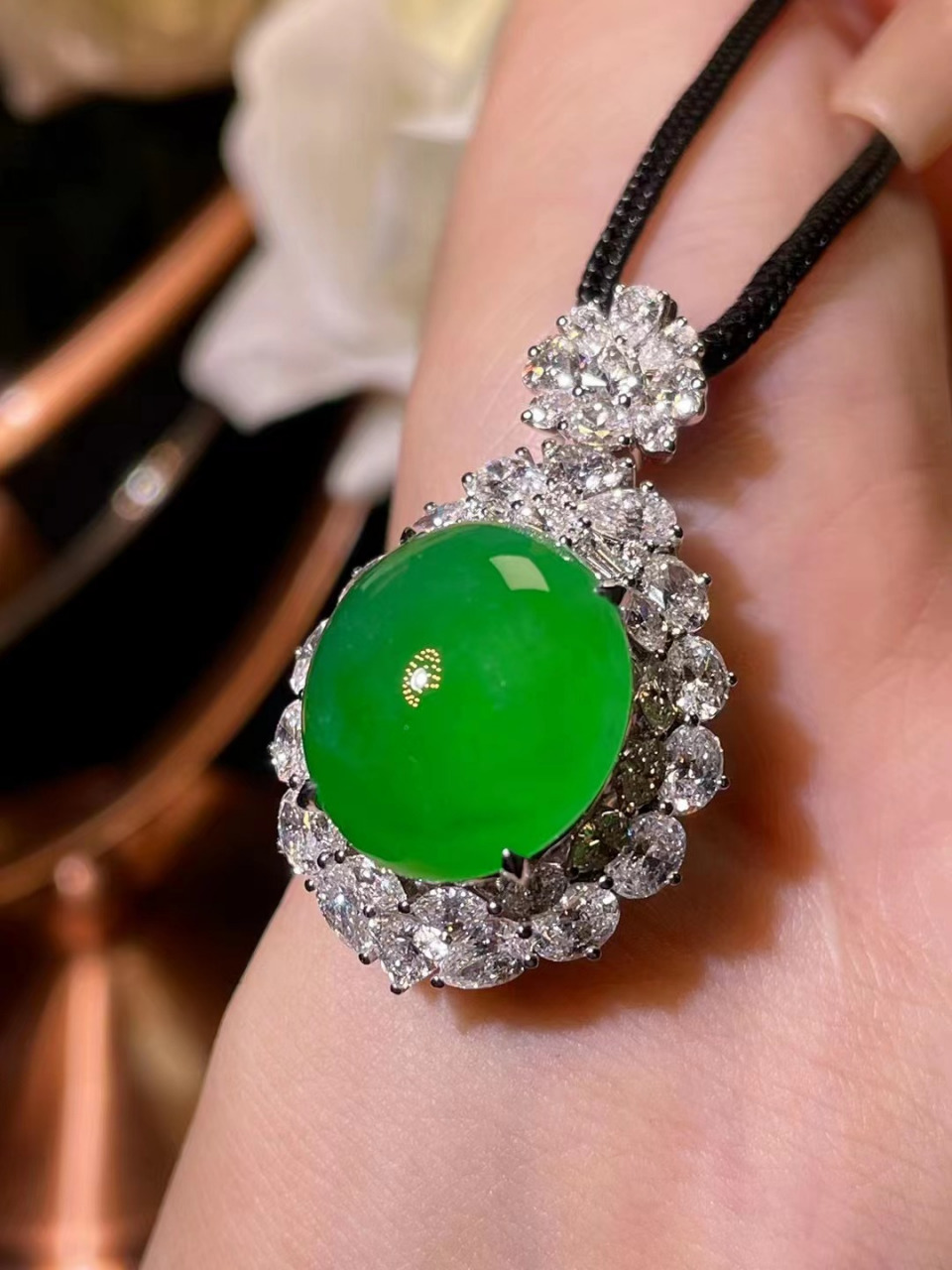 冰阳绿翡翠鸽子蛋吊坠 女人必须拥有一个属于自己的鸽子蛋 冰阳绿满色