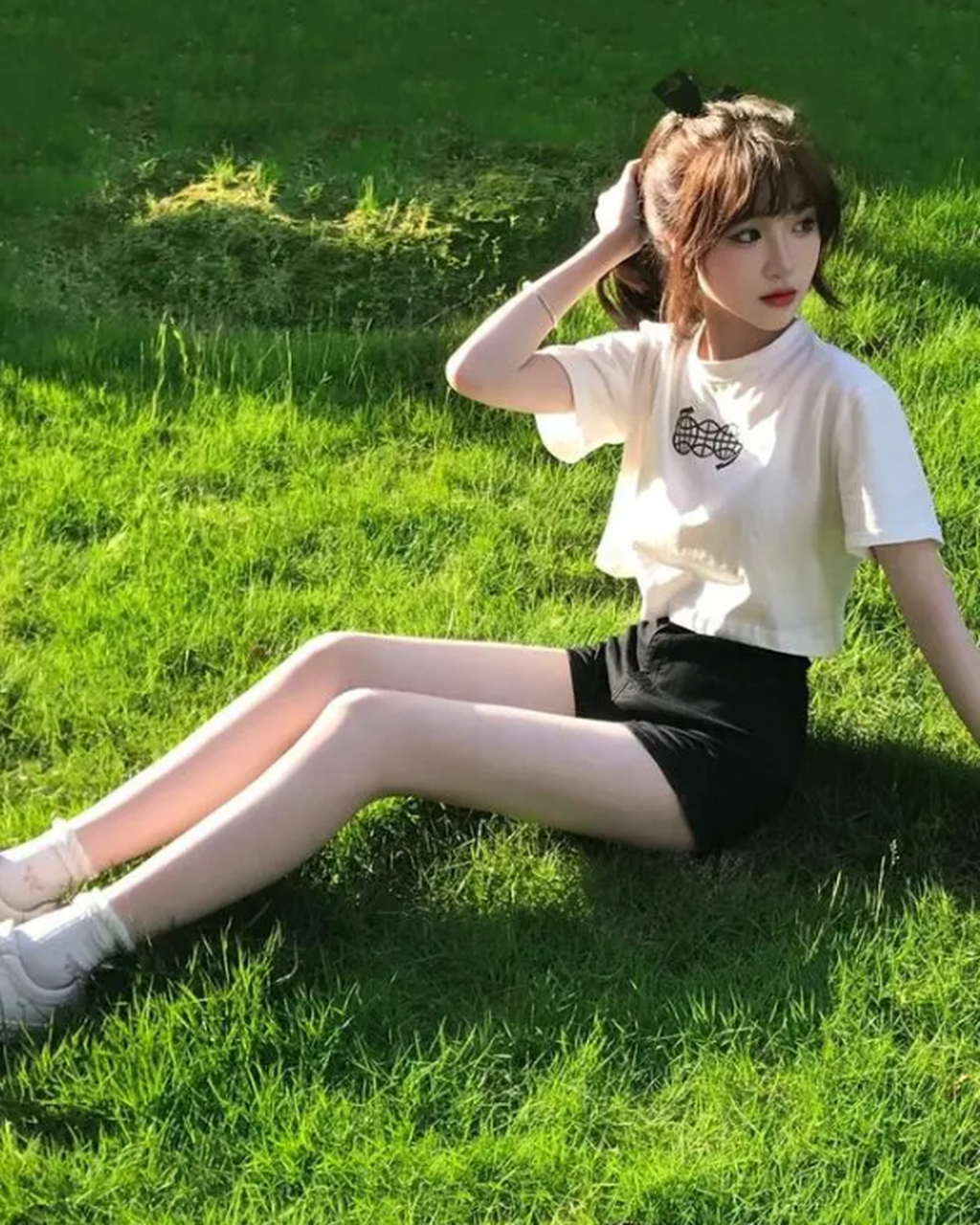 白色t恤搭配黑色短裤,运动鞋搭小白袜,简单轻快的穿搭,好看