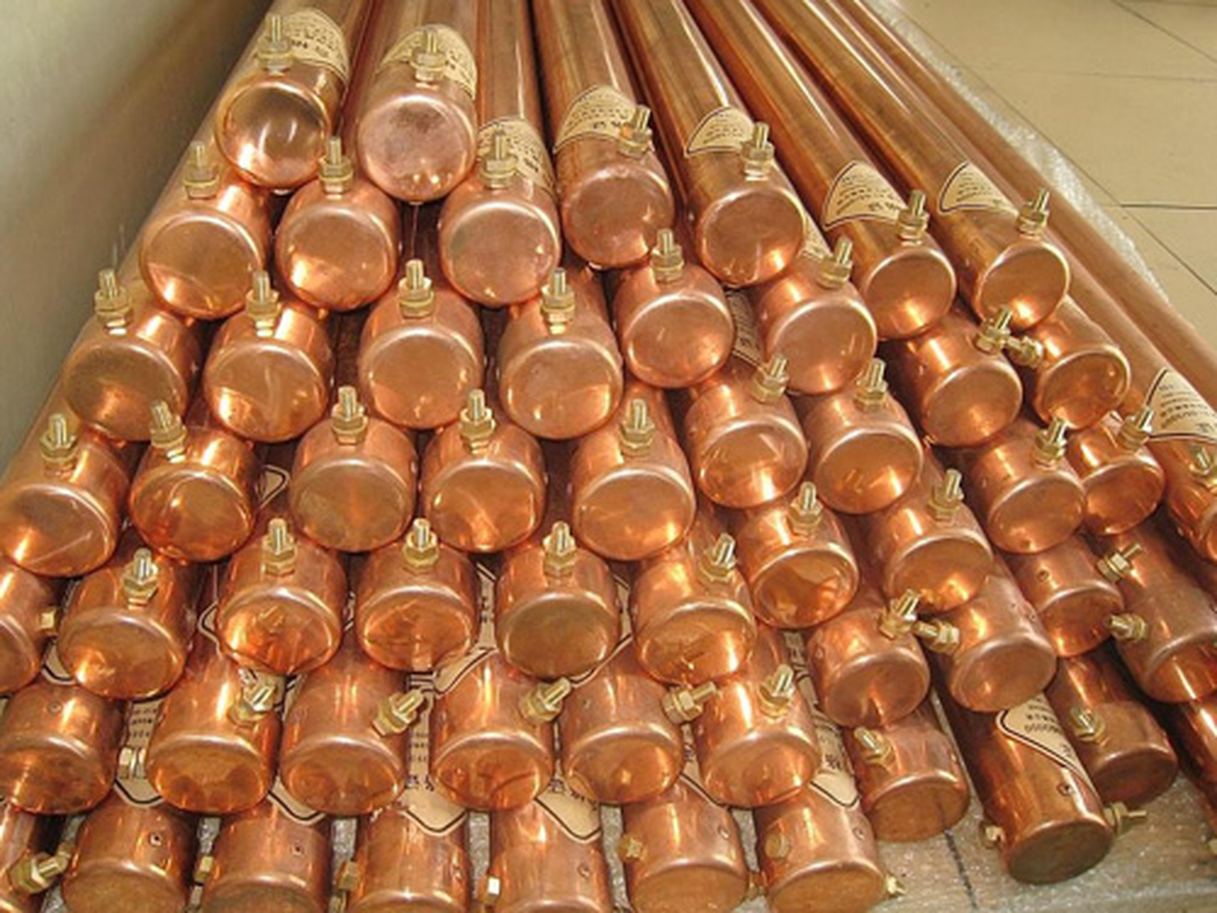 离子接地极的工作特点  1,离子接地极作为连接接地电极与大地之间的