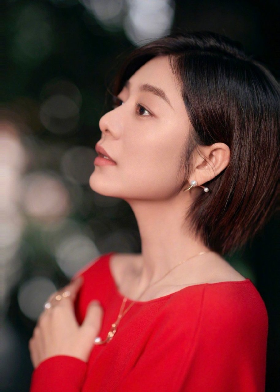 王真儿和红色的适配度好高啊,而镜头前温婉的模样同样美得让人移不开