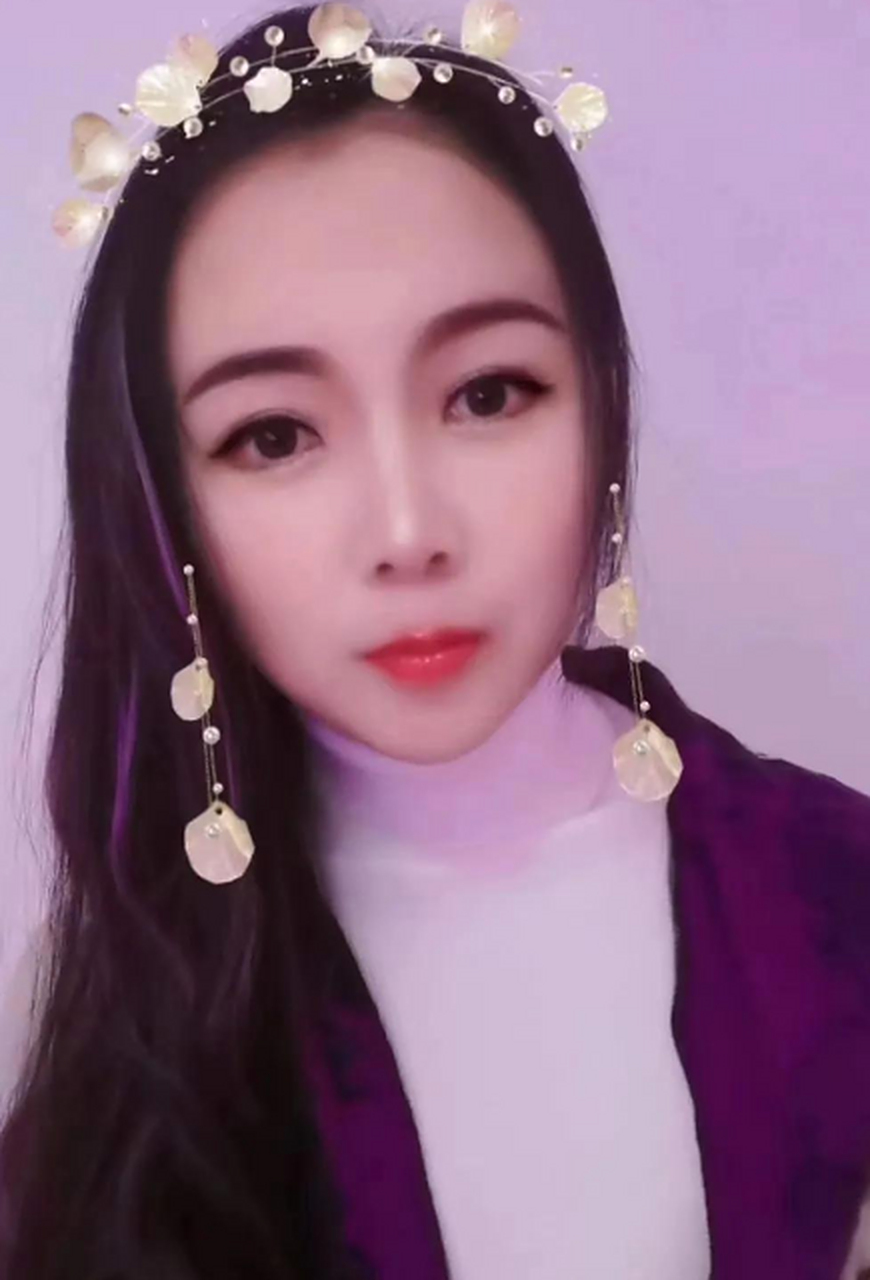 杨语莲是一位备受喜爱的歌手,她的音乐风格独特,声音甜美动听,深受