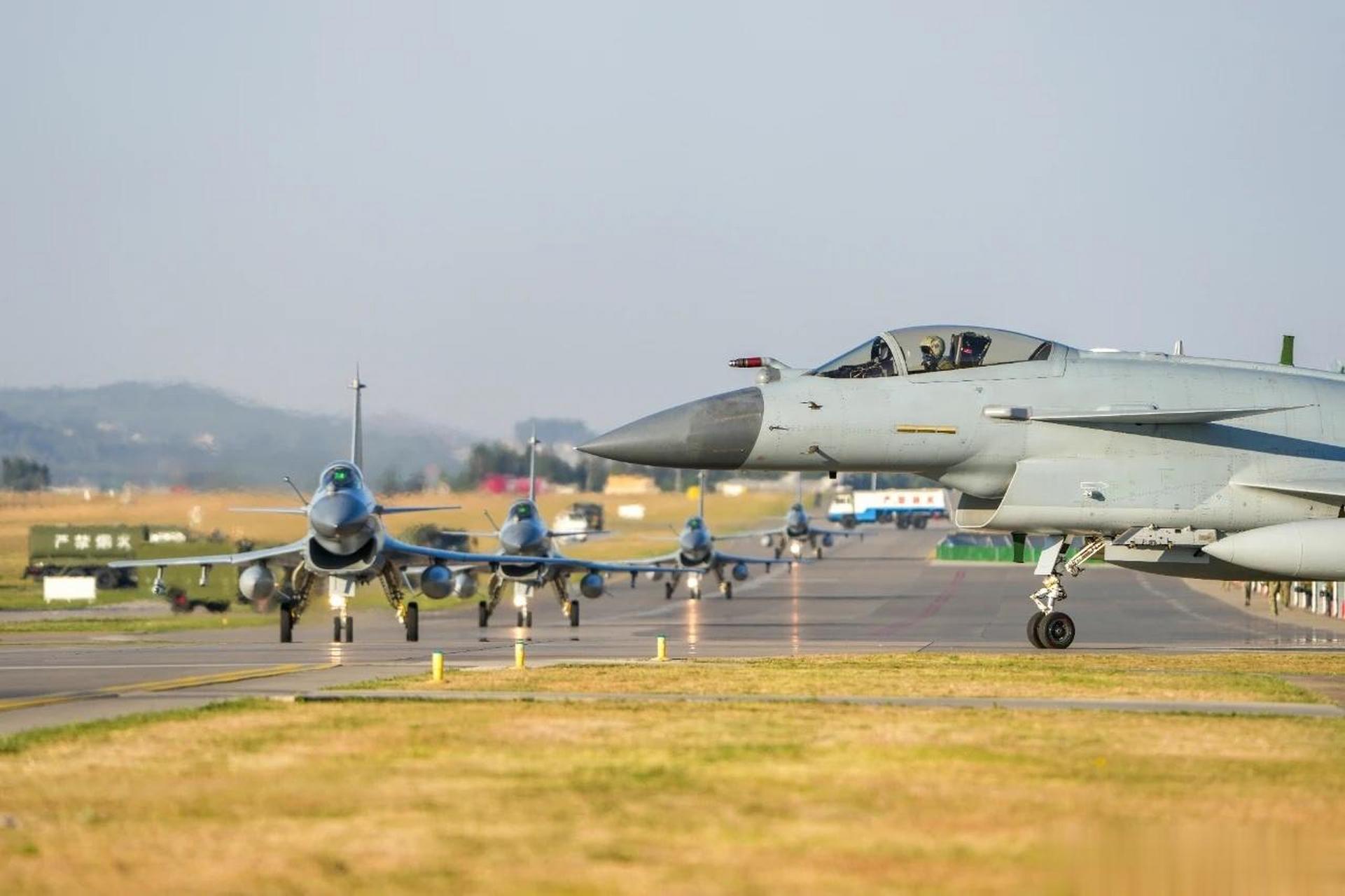 逐梦空天# 南部战区空军航空兵某旅(大红鹰)开展低空突防,对抗空盏热