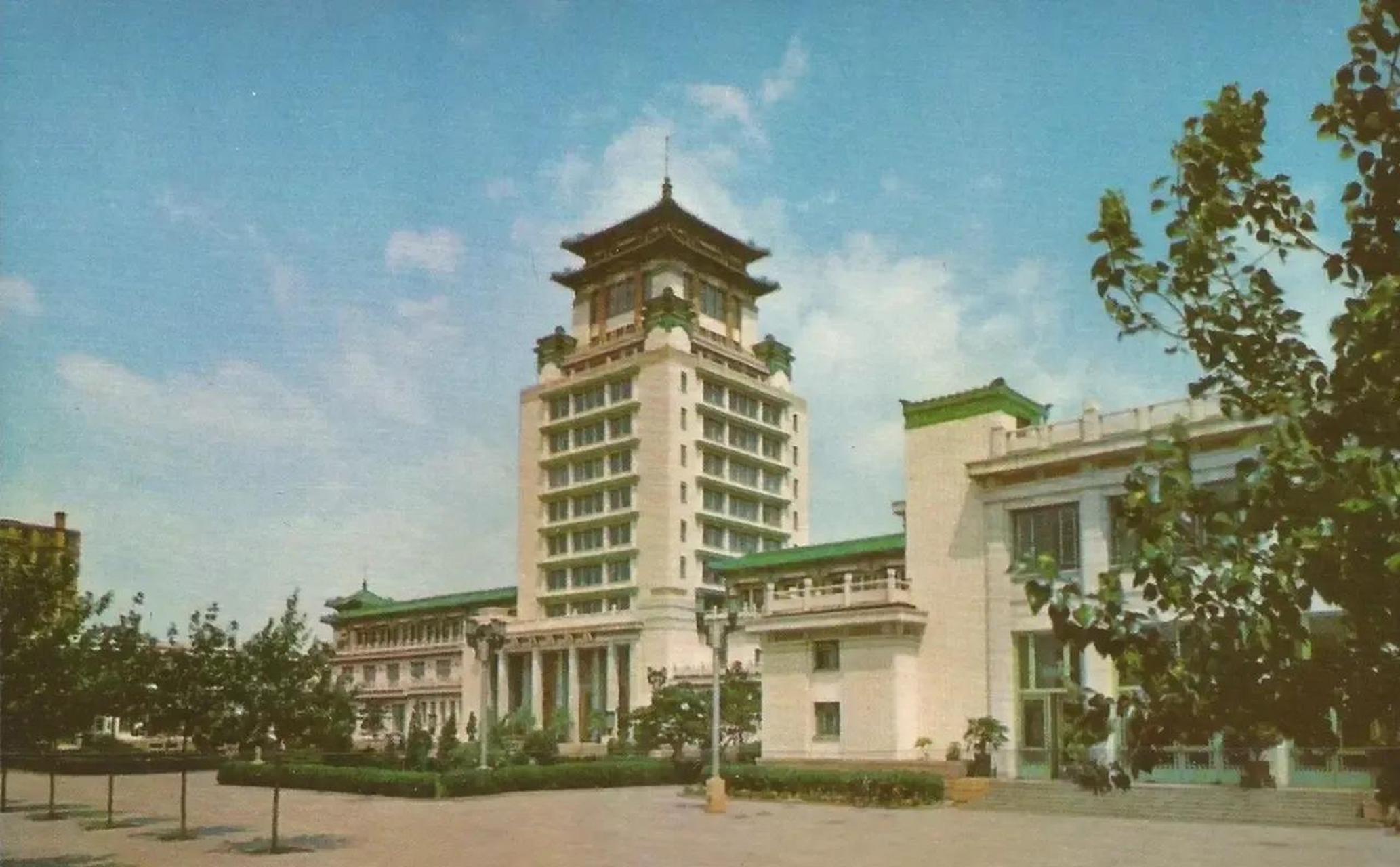这是1959年建国十周年的北京十大建筑,它们是建国10周年的献礼工程.