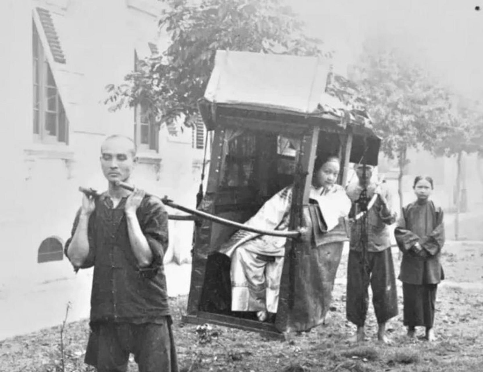 一个富贵人家的千金小姐,坐着轿子出行.轿子的前后,各有一个轿夫.