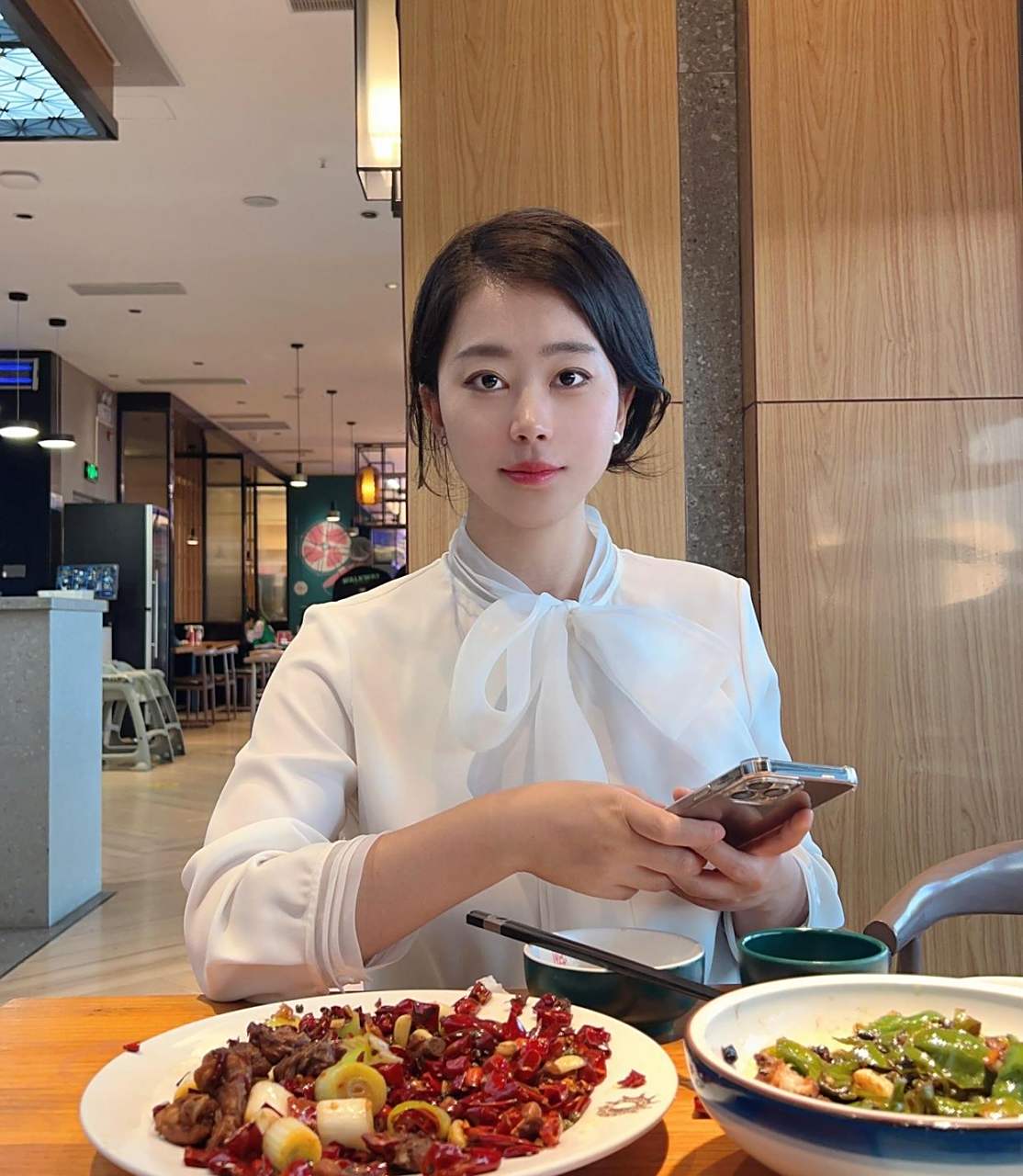 网友:这样的美女请你吃饭,你会去吗?