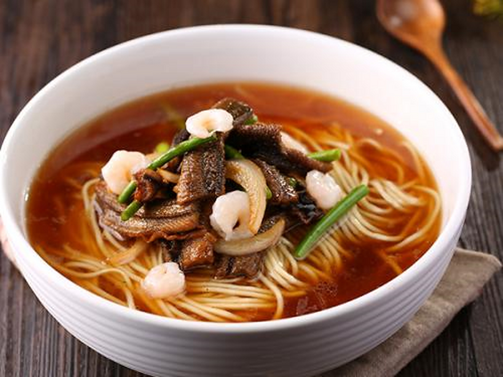 虾爆鳝面好似一场群演戏.